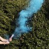 Gender reveal confettitykki savulla, sininen